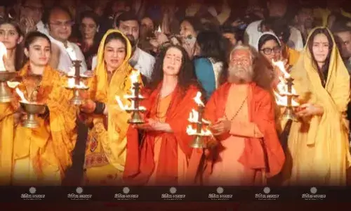 रवीना टंडन ने बेटी राशा थडानी संग की गंगा आरती, माथे पर तिलक-सिर पर चुन्नी ओढ़े नजर आईं कटरीना कैफ, वीडियो वायरल रवीना टंडन ने बेटी राशा थडानी संग की गंगा आरती, माथे पर तिलक-सिर पर चुन्नी ओढ़े नजर आईं कटरीना कैफ, वीडियो वायरल