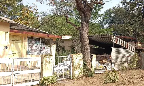 सरकारी क्वार्टर खंडहर में हो रहे तब्दील, जर्जर इमारतों में नहीं रहता कोई