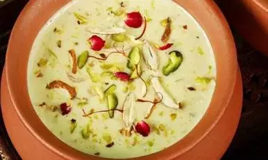 इस महाशिवरात्रि पर लगाना चाहते हैं भोग में कुछ अच्छा, तो रबड़ी की इस रेसिपी को करें ट्राई, भोले बाबा हो जाएंगे प्रसन्न