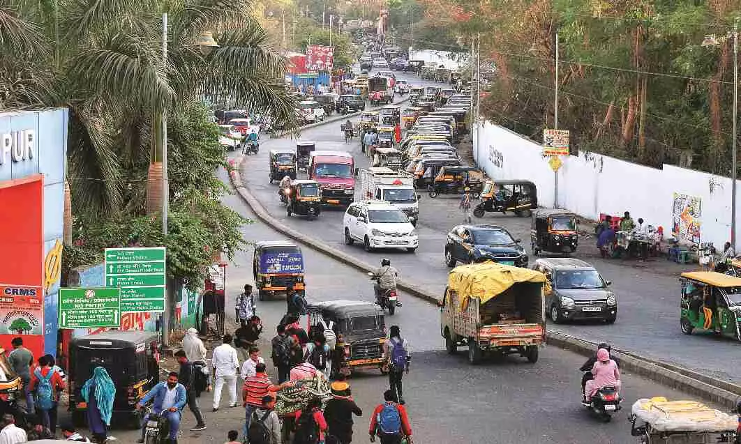 जाम से निजात पाने तोड़ा था पुल - समस्या बढ़ी पहले से ज्यादा, स्टेशन के सामने जाम जाम से निजात पाने तोड़ा था पुल - समस्या बढ़ी पहले से ज्यादा, स्टेशन के सामने जाम