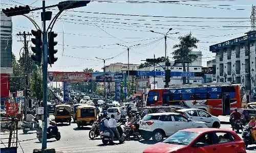 फंड की किल्लत ने दिखा दी ट्रैफिक सिग्नल को लाल बत्ती