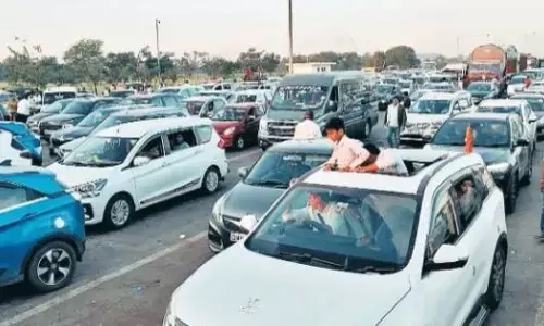 आस्था की रफ्तार, हर घंटे एक हजार कारों का काफिला महाकुंभ की यात्रा पर