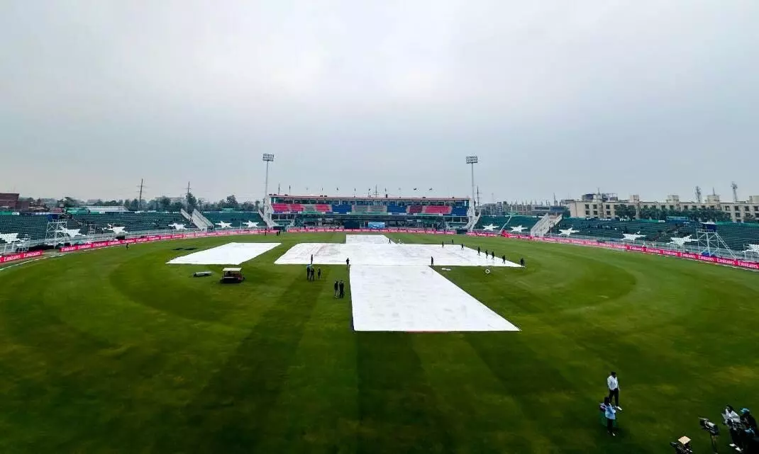 PAK vs BAN मैच में बारिश ने डाला खलल, गीला हुआ रावलपिंडी का मैदान, टॉस में हुई देरी PAK vs BAN मैच में बारिश ने डाला खलल, गीला हुआ रावलपिंडी का मैदान, टॉस में हुई देरी