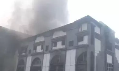 सूरत के कपड़ा बाजार में बीते 24 घंटे से आग बुझाने का काम जारी, अभी भी फायर ब्रिगेड की टीम मौके पर मौजूद