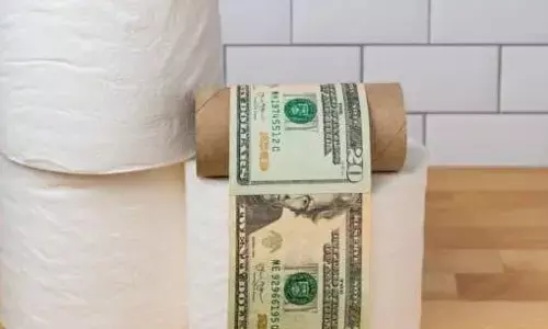 शरीर का वेस्ट मैटीरियल भी बेचकर बन सकते हैं करोड़पति, पॉटी बेचकर लोग कमा रहे हैं लाखों रुपए!