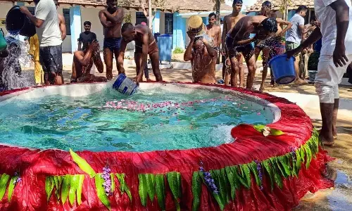 ५०० बंदियों को कराया स्नान, महाशिवरात्रि पर त्रिवेणी संगम से लाए गंगा जल मेें लगाई डुबकी ५०० बंदियों को कराया स्नान, महाशिवरात्रि पर त्रिवेणी संगम से लाए गंगा जल मेें लगाई डुबकी