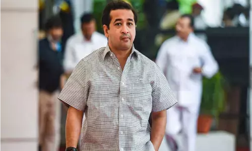 मर्सिडीज विवाद मामले ने पकड़ा तूल - नितेश बोले उद्धव के कई बिल शिंदे ने भरे