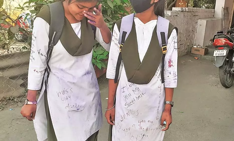 बारहवीं परीक्षा के अंतिम दिन छात्र-छात्राओं ने ड्रेस पर उकेरे यादों के पल बारहवीं परीक्षा के अंतिम दिन छात्र-छात्राओं ने ड्रेस पर उकेरे यादों के पल
