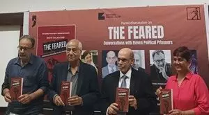 हम आज भी यह कहने से कतराते हैं कि हमारा लोकतंत्र महान है हम आज भी यह कहने से कतराते हैं कि हमारा लोकतंत्र महान है
