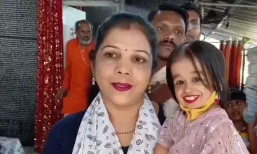 विश्व की सबसे छोटी महिला ज्योति ने मैहर में मां शारदा के किए दर्शन, सेल्फी के लिए उमड़ी भीड़ विश्व की सबसे छोटी महिला ज्योति ने मैहर में मां शारदा के किए दर्शन, सेल्फी के लिए उमड़ी भीड़