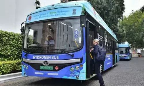 हाइड्रोजन फ्यूल सेल टेक्नोलॉजी से चलने वाली बस में सवार होकर दिल्ली के हैदराबाद हाउस पहुंचे ईयू अधिकारी हाइड्रोजन फ्यूल सेल टेक्नोलॉजी से चलने वाली बस में सवार होकर दिल्ली के हैदराबाद हाउस पहुंचे ईयू अधिकारी