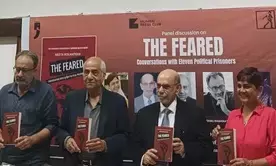 हम आज भी यह कहने से कतराते हैं कि हमारा लोकतंत्र महान है