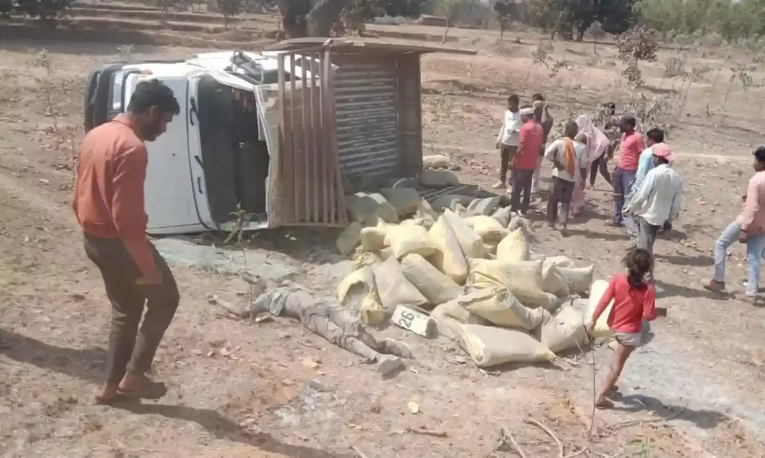 पिकअप पलटने से दो मजदूरों की व कार की ठोकर से आठवीं के छात्र की मौत