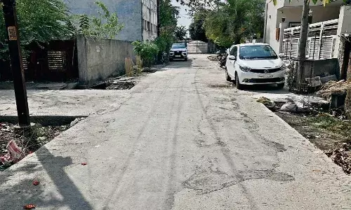 15 दिन में ही उखड़ने लगीं 80 लाख से बनी सीसी सड़कों की परतें, गुणवत्ता पर सवाल 15 दिन में ही उखड़ने लगीं 80 लाख से बनी सीसी सड़कों की परतें, गुणवत्ता पर सवाल