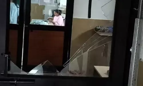 नवजात की मौत के बाद मेडिकल कॉलेज में तोडफ़ोड़