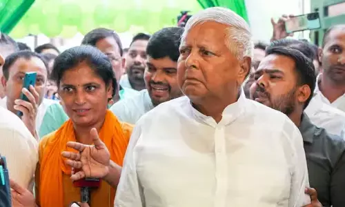 चुनाव से पहले CM नीतीश कुमार के बेटे निशांत के राजनीति में एंट्री पर लालू यादव का कटाक्ष, तेजस्वी यादव को बताया अगला मुख्यमंत्री चुनाव से पहले CM नीतीश कुमार के बेटे निशांत के राजनीति में एंट्री पर लालू यादव का कटाक्ष, तेजस्वी यादव को बताया अगला मुख्यमंत्री