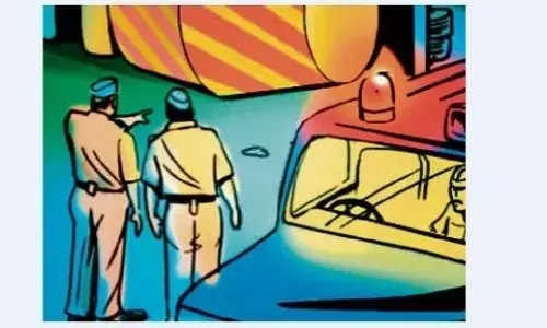 सडक़ पर खड़े ट्रेलर से भिड़ा पिकअप, एक की मौत सडक़ पर खड़े ट्रेलर से भिड़ा पिकअप, एक की मौत