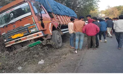 ट्रक ने छात्रों के वाहन को मारी टक्कर - एक की मौके पर मौत, करीब 12 की हालत गंभीर
