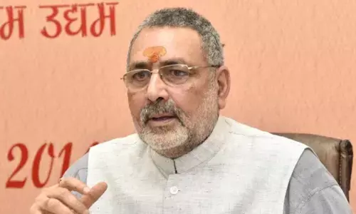 नीतीश सरकार के बजट को विपक्ष ने बताया फ्लॉप, केंद्रीय मंत्री गिरिराज सिंह ने किया पलटवार, कहा - विकास खुद बोलता है