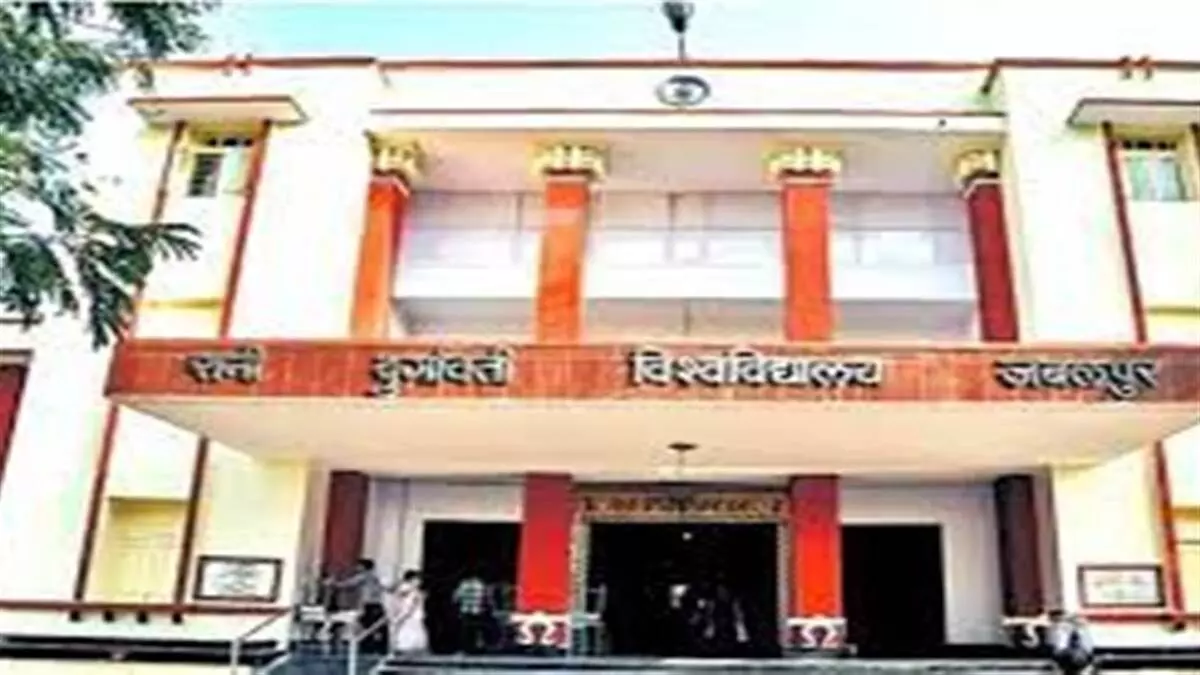 महिला काे अभद्र इशारे करने के आरोप में कुलगुरु से कमेटी ने की पूछताछ महिला काे अभद्र इशारे करने के आरोप में कुलगुरु से कमेटी ने की पूछताछ