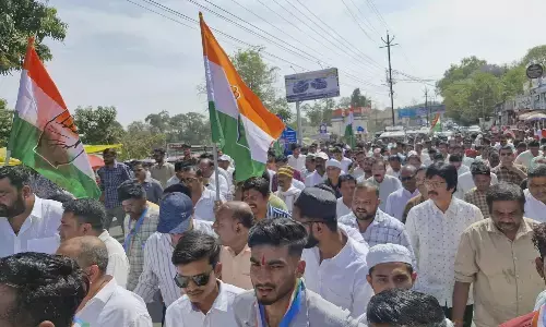 सांसद के बयान से नाराज कांग्रेस नेता सड़क पर उतरे, कहा- भाषा की मर्यादा नहीं लांघे सांसद के बयान से नाराज कांग्रेस नेता सड़क पर उतरे, कहा- भाषा की मर्यादा नहीं लांघे