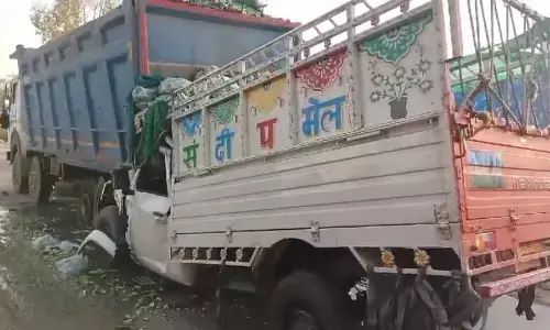 सड़क पर खड़े ट्रक के पीछे जा घुसी पिकअप, चालक-परिचालक घायल, ब्यौहारी के पास की घटना सड़क पर खड़े ट्रक के पीछे जा घुसी पिकअप, चालक-परिचालक घायल, ब्यौहारी के पास की घटना