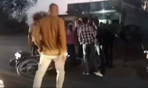 बाइकों के बीच आमने-सामने की भिड़ंत में दो घायल, कार सवार युवको ने घायलों के साथ की मारपीट बाइकों के बीच आमने-सामने की भिड़ंत में दो घायल, कार सवार युवको ने घायलों के साथ की मारपीट