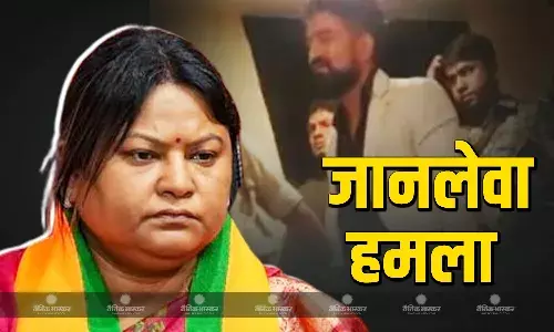 CM हेमंत सोरेन की भाभी सीता सोरेन पर हुआ हमला! पिस्टल से मारने आ रहे पूर्व PA को सिक्योरिटी ने दबोचा, पुलिस ने किया गिरफ्तार CM हेमंत सोरेन की भाभी सीता सोरेन पर हुआ हमला! पिस्टल से मारने आ रहे पूर्व PA को सिक्योरिटी ने दबोचा, पुलिस ने किया गिरफ्तार