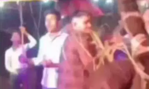 सात समुंदर पार गाने पर एक दूसरे से झूमे बाराती, बारात की डांस का मजेदार वीडियो वायरल, यूजर्स हंस-हंस कर हुए लोटपोट