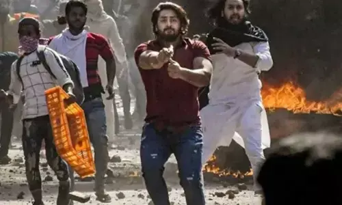 दिल्ली दंगे के आरोपी शाहरुख पठान को मिली जमानत, पिता की तबीयत खराब होने की दी थी अर्जी दिल्ली दंगे के आरोपी शाहरुख पठान को मिली जमानत, पिता की तबीयत खराब होने की दी थी अर्जी