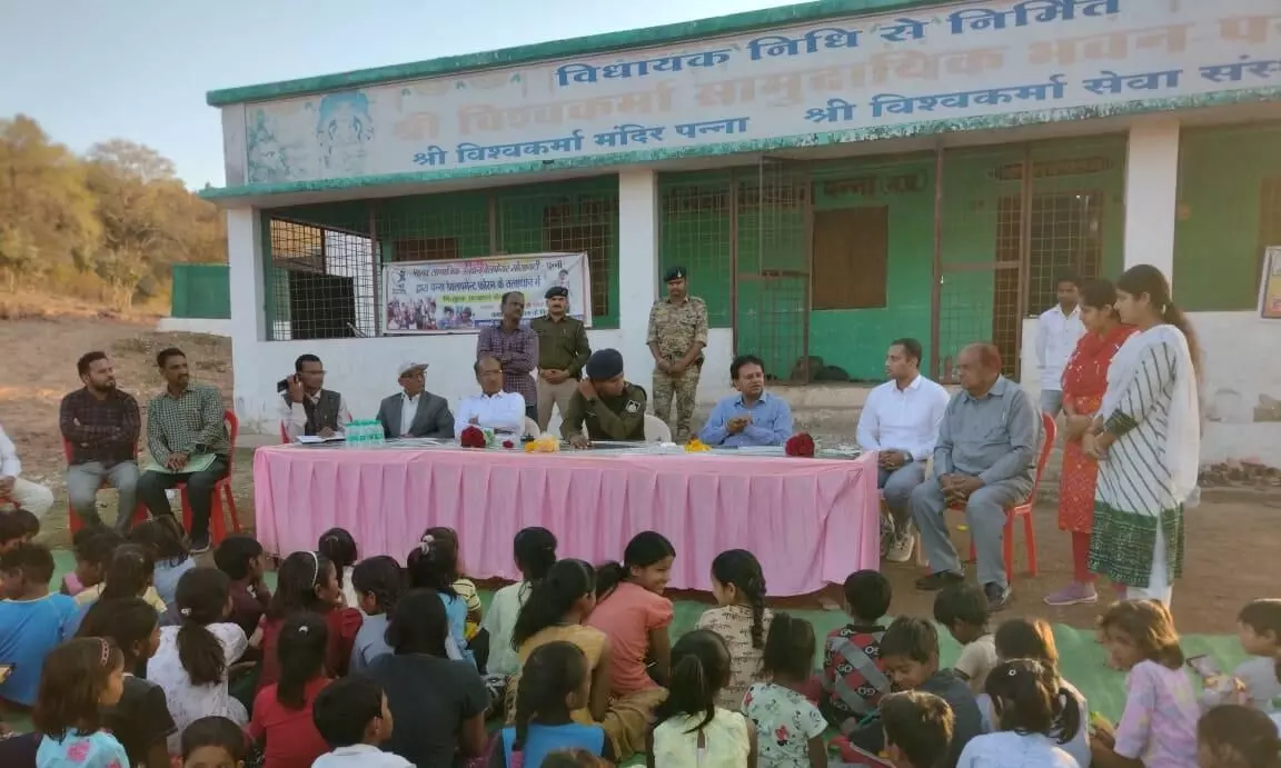आर्थिक रूप से कमजोर बच्चों के लिए चलाया जा रहा नि:शुल्क अध्यापन केन्द्र आर्थिक रूप से कमजोर बच्चों के लिए चलाया जा रहा नि:शुल्क अध्यापन केन्द्र