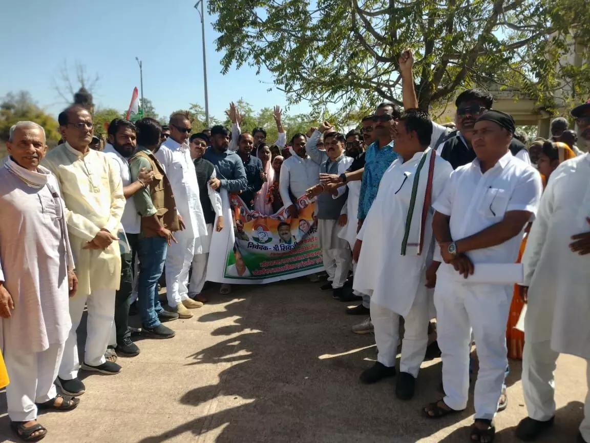 मंत्री के विवादित बयान पर कांग्रेस पार्टी ने दिया धरना मंत्री के विवादित बयान पर कांग्रेस पार्टी ने दिया धरना