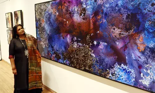 सुजाता बजाज की पेंटिंग्स में समाई है संपूर्ण गैलेक्सी, नासा की तस्वीर पर चित्रकारी