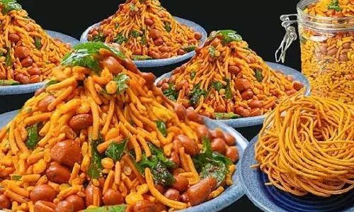 बाहर की नमकीन खा-खाकर हो गए हैं बोर, तो इस होली में घर पर ही बनाएं शानदार नमकीन, सभी लोग हो जाएंगे खुश बाहर की नमकीन खा-खाकर हो गए हैं बोर, तो इस होली में घर पर ही बनाएं शानदार नमकीन, सभी लोग हो जाएंगे खुश