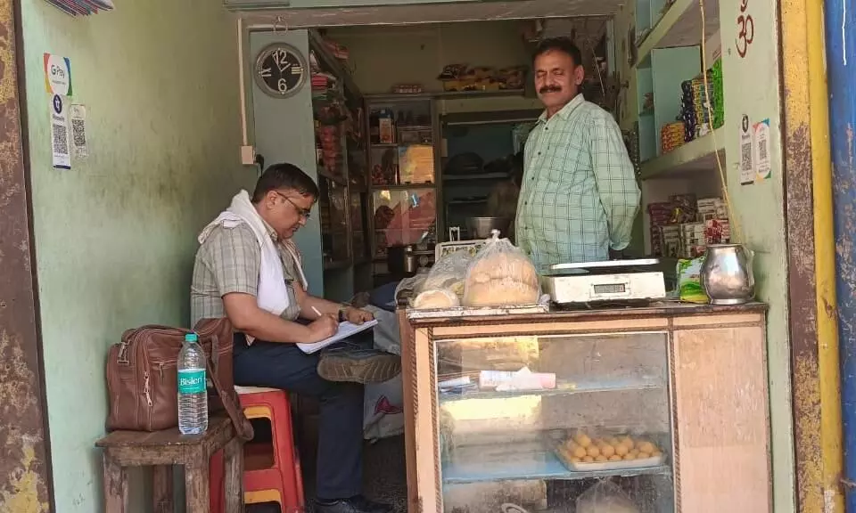 खाद्य विभाग होटलों से लिये गये खोवा व पनीर के सैम्पल खाद्य विभाग होटलों से लिये गये खोवा व पनीर के सैम्पल