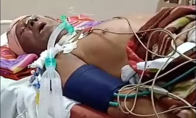 स्ट्रेचर पर 24 घंटे कराहता रहा किसान, उपचार के बजाय सर्कुलर पर बहस करते रहे दो डॉक्टर स्ट्रेचर पर 24 घंटे कराहता रहा किसान, उपचार के बजाय सर्कुलर पर बहस करते रहे दो डॉक्टर
