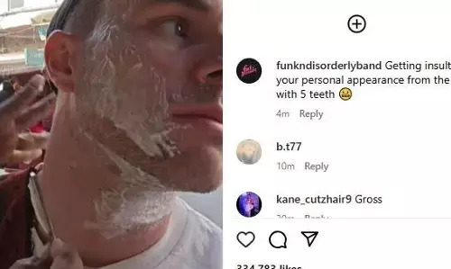 सड़क के किनारे बैठे नाई से फॉरेनर ने बनवाई दाढ़ी, बदले में दिए इतने ज्यादा रुपए कि लोगों का उबला खून!