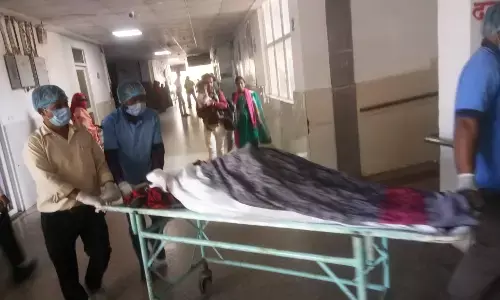 अस्पताल के भीतर स्वास्थ्य सुविधाओं की नब्ज टटोलती रही टीम, बाहर घंटों पड़ा रहा वृद्धा का शव अस्पताल के भीतर स्वास्थ्य सुविधाओं की नब्ज टटोलती रही टीम, बाहर घंटों पड़ा रहा वृद्धा का शव