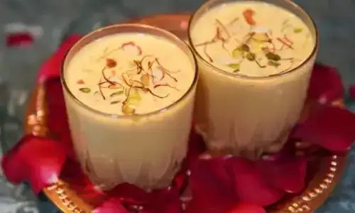 इस होली सभी का करवाएं अलग तरह से मुंह मीठा, घर पर ही बनाएं टेस्टी और रिफ्रेशिंग ठंडाई, इस रेसिपी को करें ट्राई इस होली सभी का करवाएं अलग तरह से मुंह मीठा, घर पर ही बनाएं टेस्टी और रिफ्रेशिंग ठंडाई, इस रेसिपी को करें ट्राई