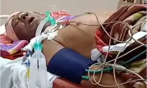 स्ट्रेचर पर 24 घंटे कराहता रहा किसान, उपचार के बजाय सर्कुलर पर बहस करते रहे दो डॉक्टर