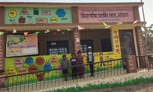 एक शिक्षक आते ही नहीं, दूसरे दोपहर को शाला में ताला जड़ निकल जाते हैं घर