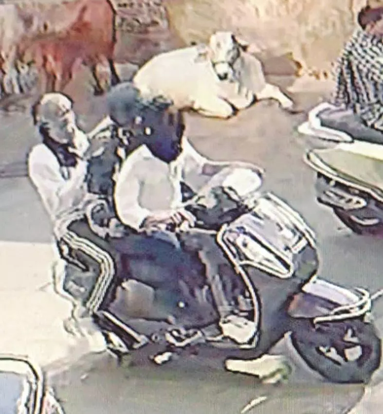 आंख में झोंकी मिर्च पाउडर और ले भागे नोटों से भरा बैग, दिनदहाड़े 11.40 लाख लूटे आंख में झोंकी मिर्च पाउडर और ले भागे नोटों से भरा बैग, दिनदहाड़े 11.40 लाख लूटे