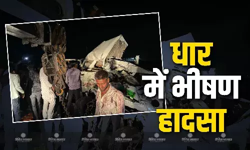 धार में तेज रफ्तार गैस टैंकर ने 2 वाहनों को मारी भीषण टक्कर, 7 की मौत, 3 घायल