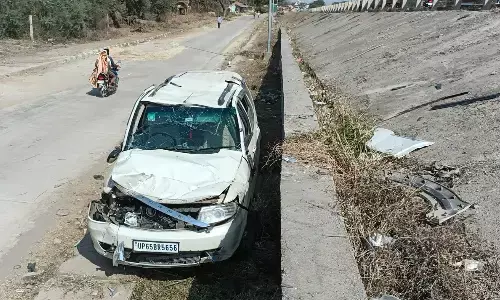 फ्लाईओवर से नीचे गिरी कार, 4 माह के मासूम की मौत, 11 घायल