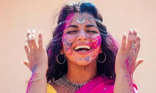 अगर मेकअप लगाकर होली खेलने का है प्लान, तो एक बार जरूर जान लें ये खास बात! अगर मेकअप लगाकर होली खेलने का है प्लान, तो एक बार जरूर जान लें ये खास बात!