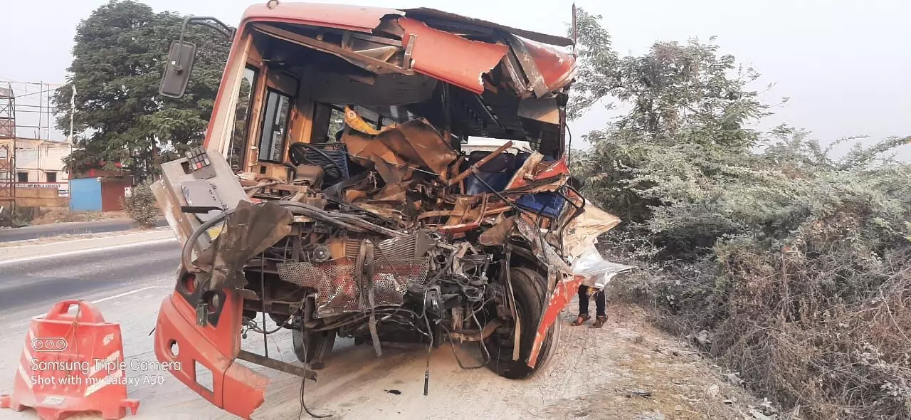 नागपुर से चंद्रपुर जा रही एसटी बस का एक्सीडेंट , कंडक्टर की मौत, 6 यात्री घायल नागपुर से चंद्रपुर जा रही एसटी बस का एक्सीडेंट , कंडक्टर की मौत, 6 यात्री घायल