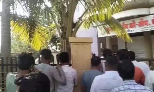 प्रताड़ना से तंग आकर बीड में शिक्षक ने बैंक के पास की आत्महत्या प्रताड़ना से तंग आकर बीड में शिक्षक ने बैंक के पास की आत्महत्या