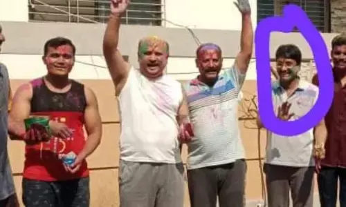 न्यायाधीश व दो संदिग्ध पुलिस अधिकारी ने मिलकर मनाई होली न्यायाधीश व दो संदिग्ध पुलिस अधिकारी ने मिलकर मनाई होली