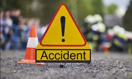 यमुना एक्सप्रेसवे पर दिखा रफ्तार का कहर, डिवाइडर से टकराई कार, तीन की मौत, दो घायल
