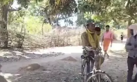 वन भूमि से कब्जा हटवाने पहुंचे डिप्टी रेंजर से मारपीट, प्लांटेशन कार्य का कर रहे थे विरोध, पुलिस ने दर्ज किया मामला वन भूमि से कब्जा हटवाने पहुंचे डिप्टी रेंजर से मारपीट, प्लांटेशन कार्य का कर रहे थे विरोध, पुलिस ने दर्ज किया मामला